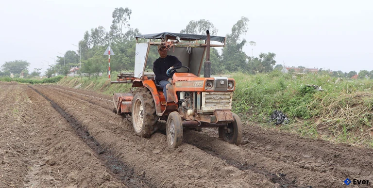 Người dân xã Vũ Quý ứng dụng cơ giới hóa đẩy nhanh tiến độ trồng cây vụ đông