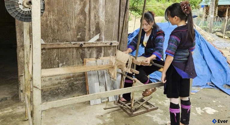 Người Mông tại xã Bản Xèo gìn giữ nghề dệt vải