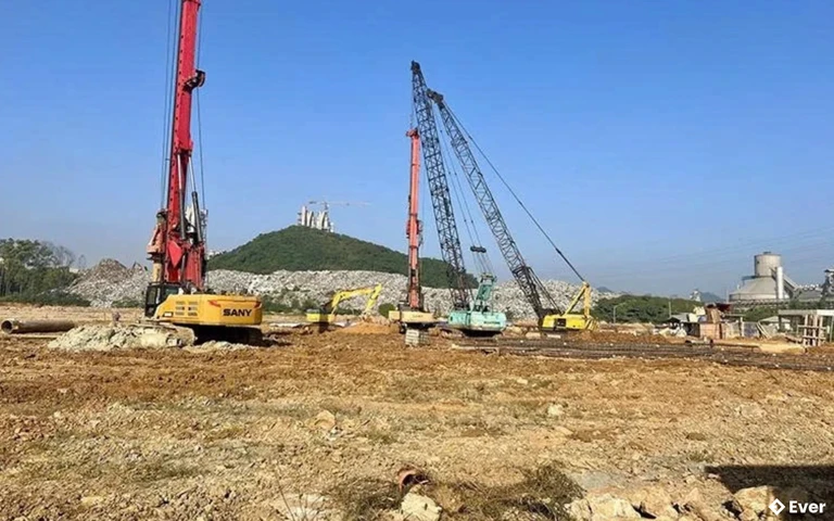 Nhà máy đốt rác thải phát điện phường Bỉm Sơn đang được thi công ép cọc và san gạt mặt bằng