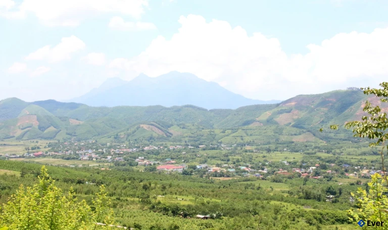 Nhìn từ đỉnh dốc “cổng trời” cả vùng đất Yên Sơn thu gọn vào trong tầm mắt