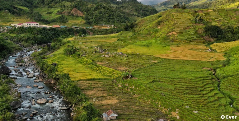 Những thửa ruộng bậc thang ở xã Ngọc Linh trải dài từ các triền núi cao xuống tận bờ sông, suối.