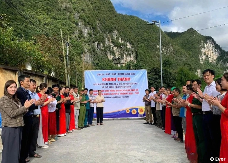 Niềm vui của cán bộ, người dân thôn Ngài Trồ, xã Phố Bảng có đường mới.