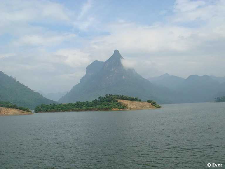 Núi Pắc Tạ hùng vĩ trong sương