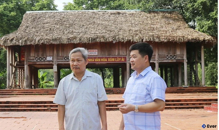 Ông Bùi Văn Nợi (bên trái) miệt mài sưu tầm, nghiên cứu về Mo Mường