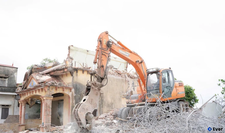 Phá dỡ công trình nhà ở tại thôn Ốc Nhiêu để thực hiện dự án đường Vành đai 4