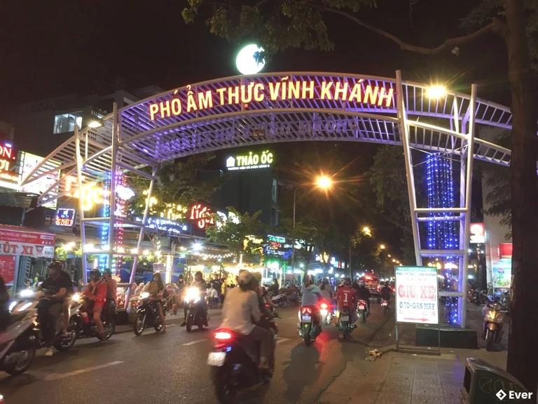 Phố ẩm thực Vĩnh Khánh về đêm