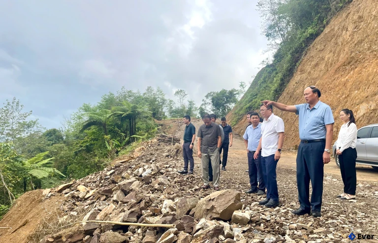 Phó Chủ tịch UBND tỉnh Hoàng Văn Thạch kiểm tra tiến độ các công trình, dự án tại xã Sơn Lộ