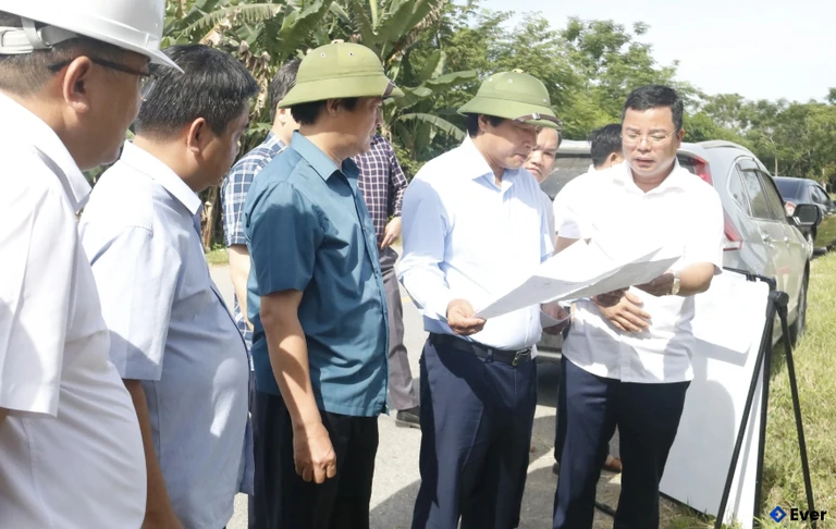 Phó Chủ tịch UBND tỉnh Nguyễn Mạnh Sơn kiểm tra thực địa khu tái định cư cho các hộ dân thực hiện dự án tại xã Tây Cốc