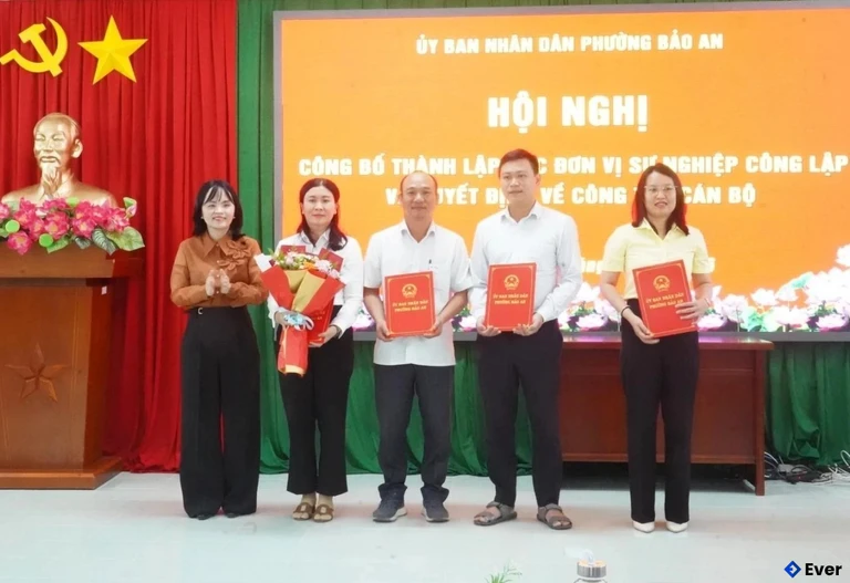 Phường Bảo An công bố quyết định thành lập các đơn vị sự nghiệp công lập và quyết định về công tác cán bộ