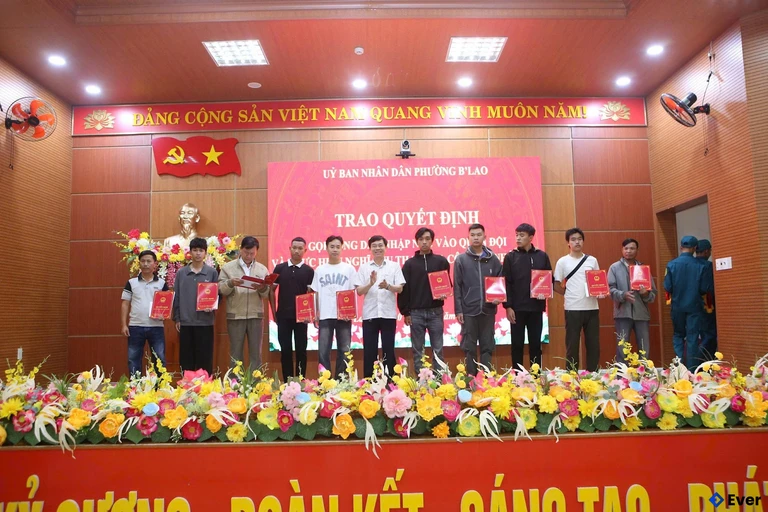 Phường B’Lao trao quyết định kêu gọi công dân nhập ngũ 2026