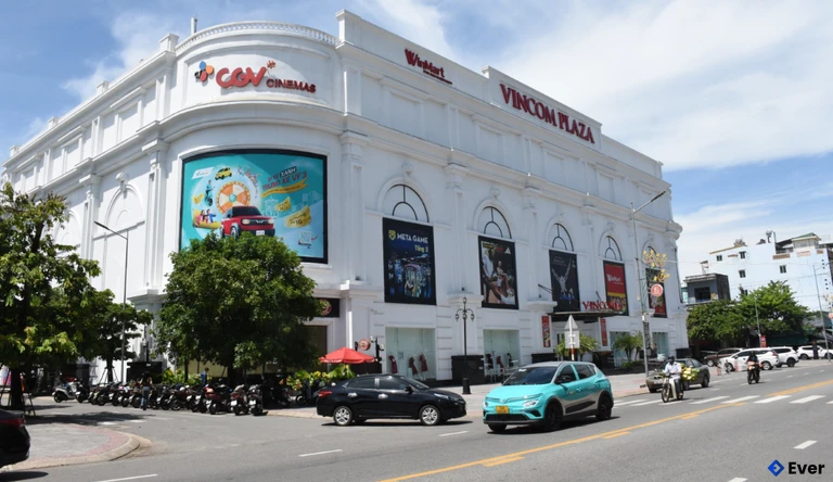 Phường Cẩm Thành tập trung nhiều trung tâm thương mại, đáp ứng nhu cầu mua sắm, vui chơi của người dân