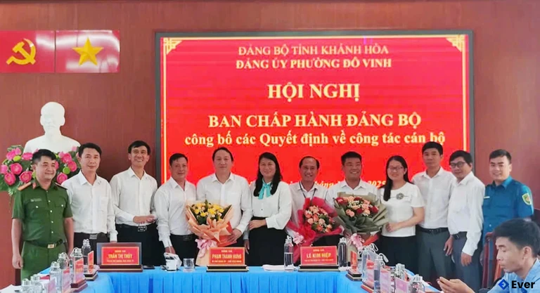 Phường Đô Vinh trao quyết định và tặng hoa chúc mừng các cán bộ, công chức