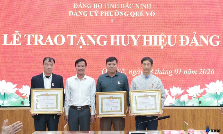 Phường Quế Võ tổ chức lễ trao tặng huy hiệu Đảng 2026 cho cán bộ