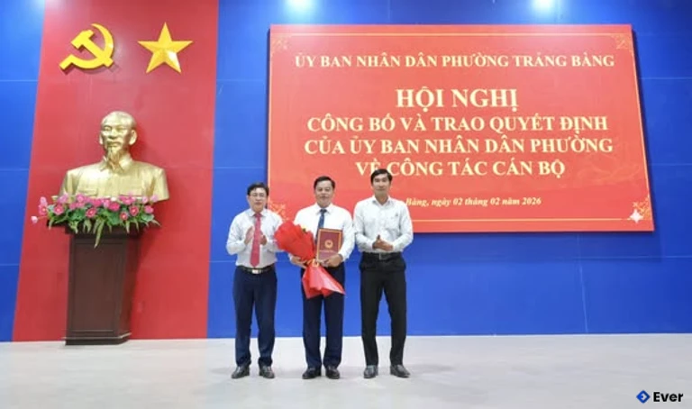 Phường Trảng Bàng tổ chức hội nghị công bố và trao quyết định UBND phường về công tác cán bộ