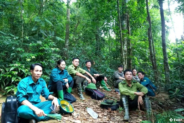 Phút nghỉ ngơi của tổ tuần tra bảo vệ rừng xã Tân Thanh