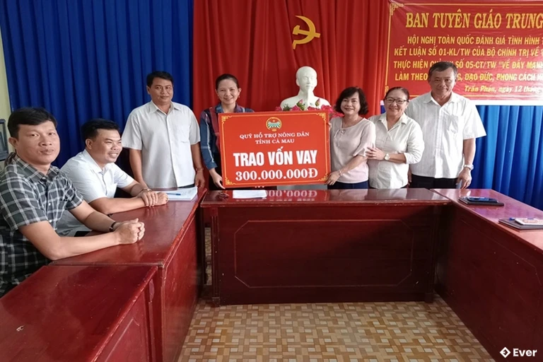 Quỹ hỗ trợ nông dân tỉnh Cà Mau trao vốn vay tới người dân tại xã Trần Phán