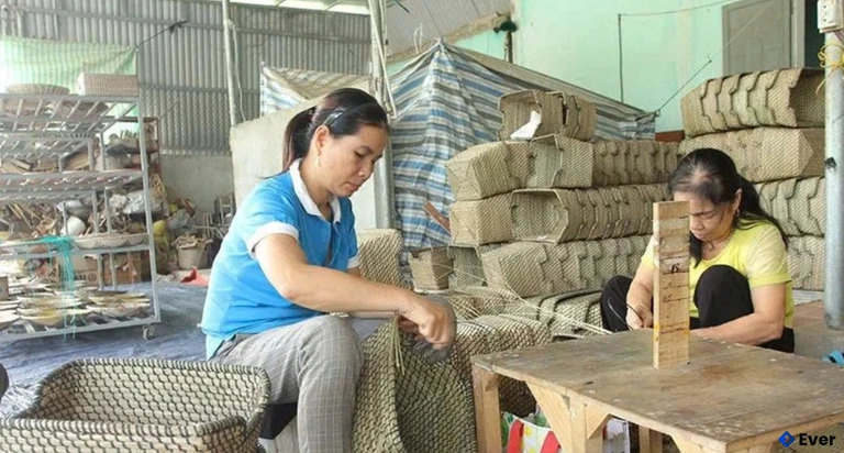 Sản xuất mây tre đan xuất khẩu tại HTX thủ công mỹ nghệ Tân Thọ, xã Trung Chính