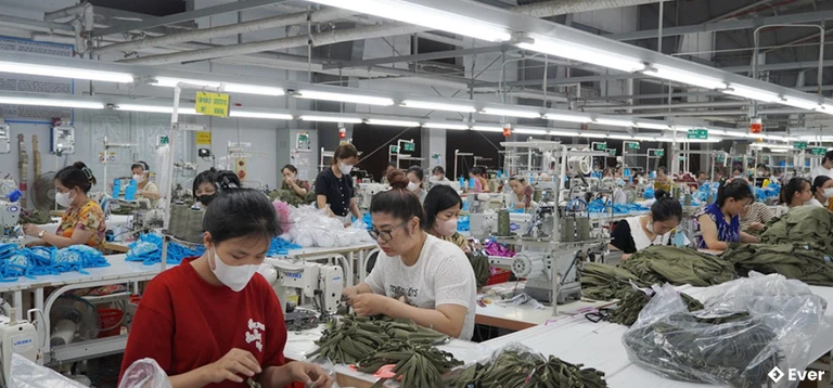 Sản xuất tại Công ty TNHH Quốc tế Mido - Vina (cụm công nghiệp Mỹ Xuyên), xã Đông Thái Ninh.