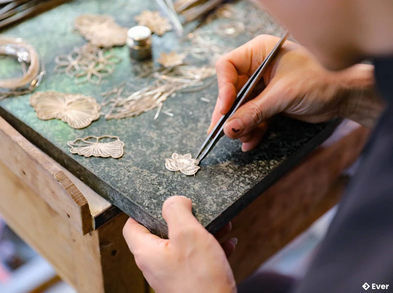 Se bạc thành tranh với thủ pháp của nghệ nhân tại làng nghề kim hoàn Định Công