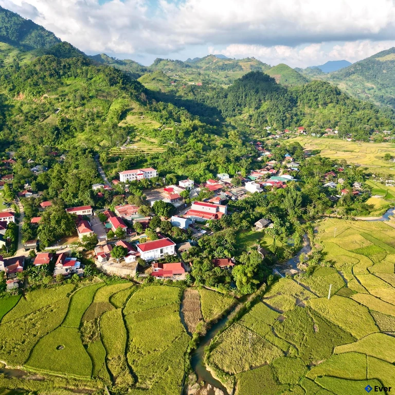Song Khủa có thể xây dựng các tuyến trải nghiệm mùa quả, phiên chợ nông sản địa phương