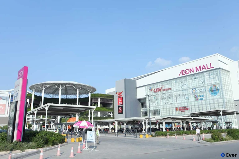 Sự phát triển mạnh mẽ thương mại - dịch vụ được thể hiện qua các trung tâm thương mại như AEON MALL