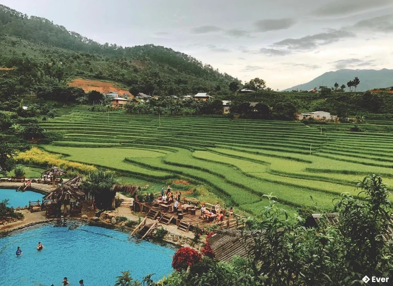 Suối nước khoáng tại xã Nghĩa Tâm, Lào Cai