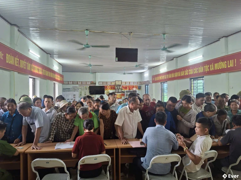 Tặng quà người dân nhân dịp kỷ niệm 80 năm Cách mạng Tháng Tám và Quốc khánh 02/9