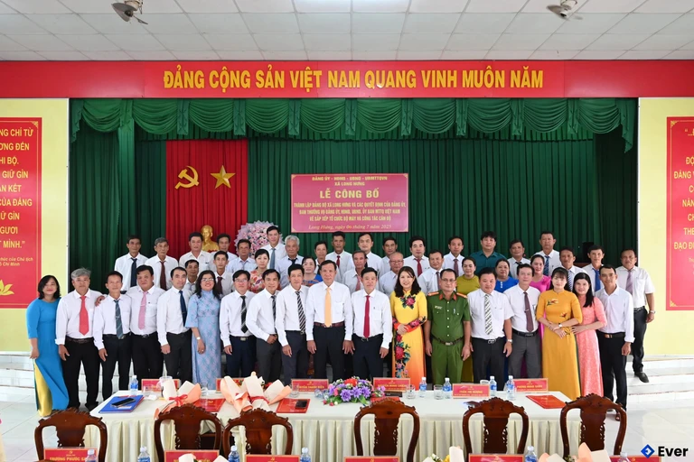Tập thể cán bộ xã Long Hưng, thành phố Cần Thơ sau sáp nhập