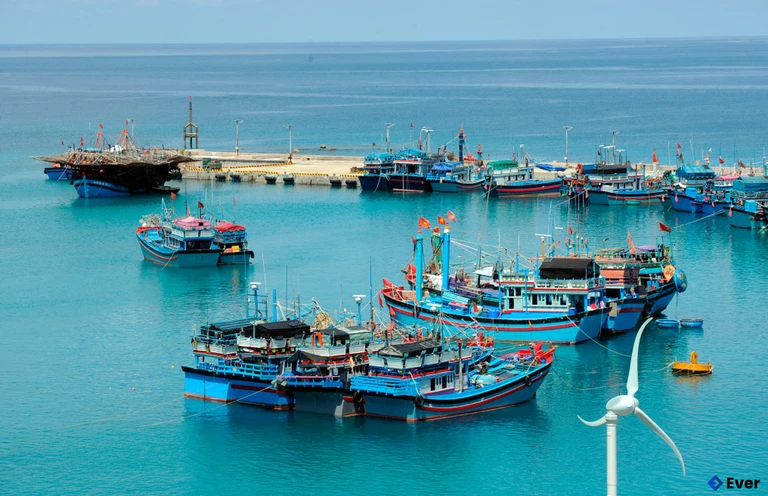 Tàu cá neo đậu tại huyện đảo Trường Sa