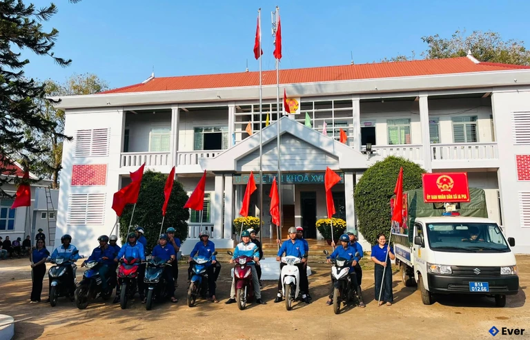Thanh niên, cán bộ xã Ia Pia tổ chức lễ ra quân tại trụ sở hành chính xã Ia Pia