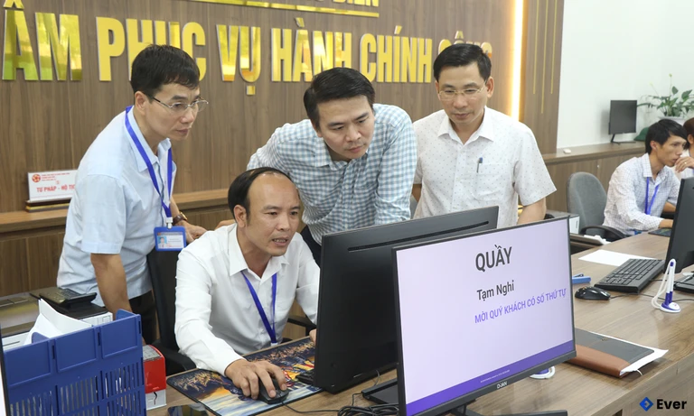 Thành viên Đoàn phường Mão Điền giải quyết thủ tục hành chính tại Trung tâm phục vụ hành chính công