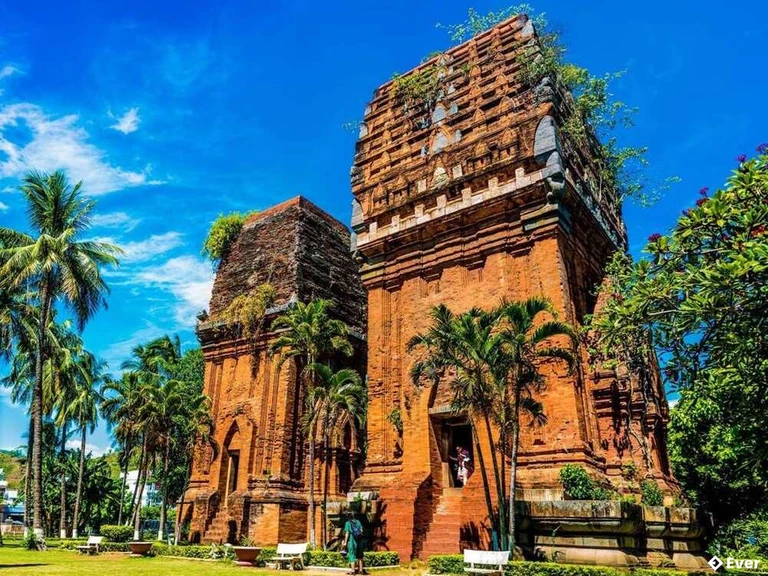 Tháp Đôi Quy Nhơn mang đậm dấu ấn của di tích Champa