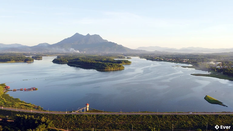 Thế mạnh du lịch nhờ sở hữu hồ sinh thái Suối Hai