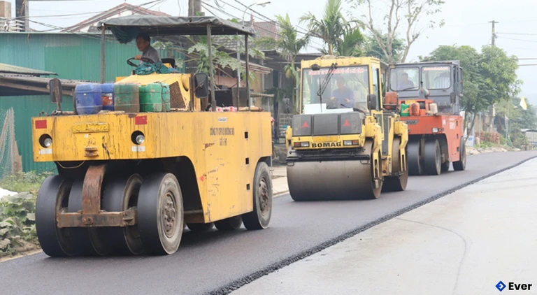 Thi công nâng cấp tuyến QL8A đoạn thuộc thôn Bãi Trạm, xã Tứ Mỹ