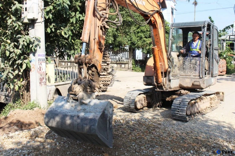 Thi công tuyến đường trục của phường tuyến 2 tiếp giáp đường ĐH.52 đi Đông Hòa