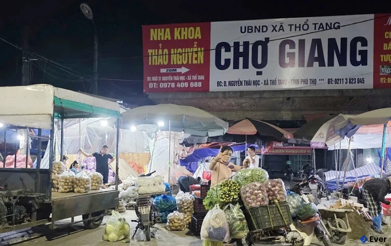 Thổ Tang có không khí buôn bán, kinh doanh tấp nập, hối hả dường như không bao giờ ngơi nghỉ