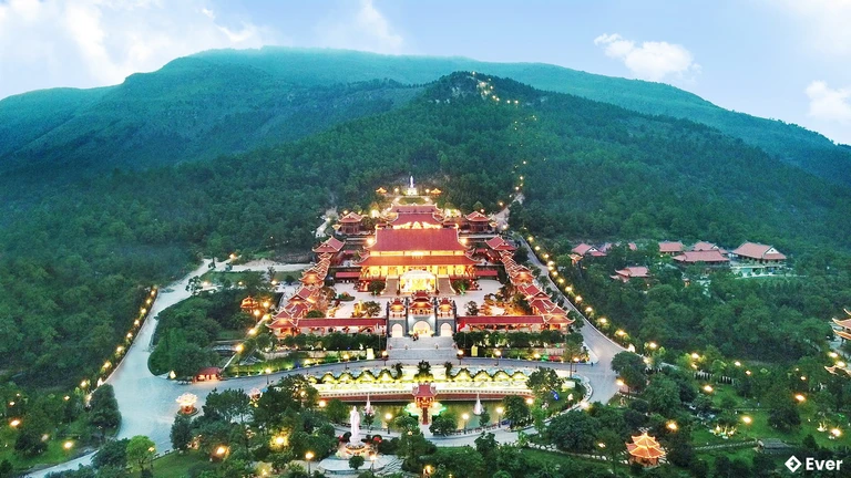 Toàn cảnh chùa Ba Vàng từ trên cao