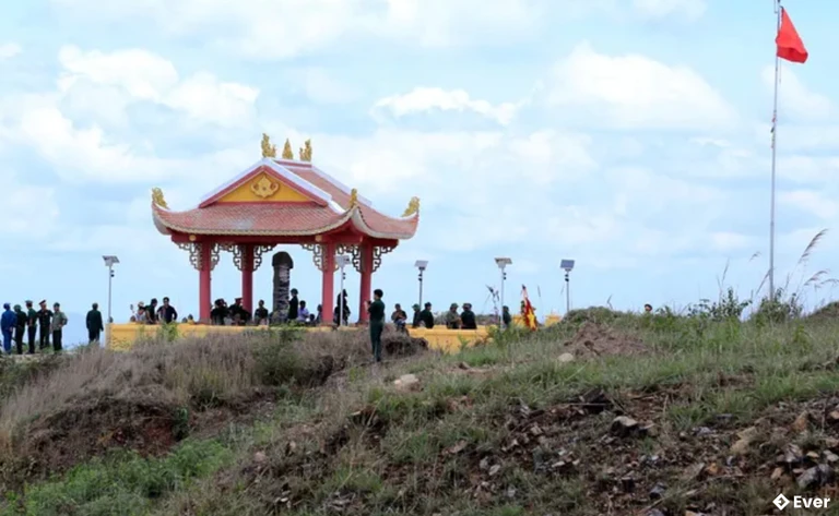 Toàn cảnh di tích lịch sử điểm cao 1015 (Charlie)