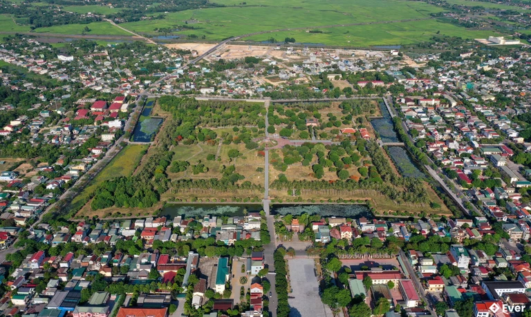 Toàn cảnh Thành cổ Quảng Trị nhìn từ hướng sông Thạch Hãn