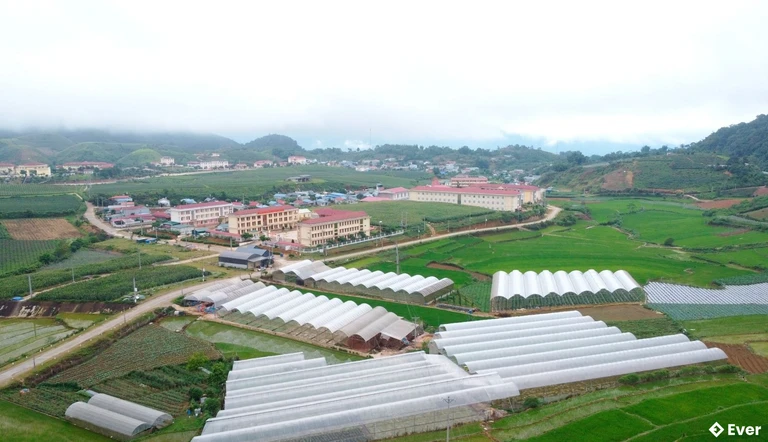 Toàn cảnh trung tâm xã Vân Hồ từ trên cao