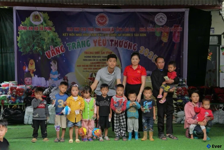 Trao học bổng cho 11 em học sinh có hoàn cảnh khó khăn tại xã Tả Phìn