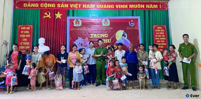 Trao quà cho 15 thiếu nhi có hoàn cảnh đặc biệt khó khăn tại xã Xuân Hòa