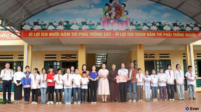 Trao quà cho các em học sinh bị thiệt hại do bão số 10 tại phường Âu Lâu