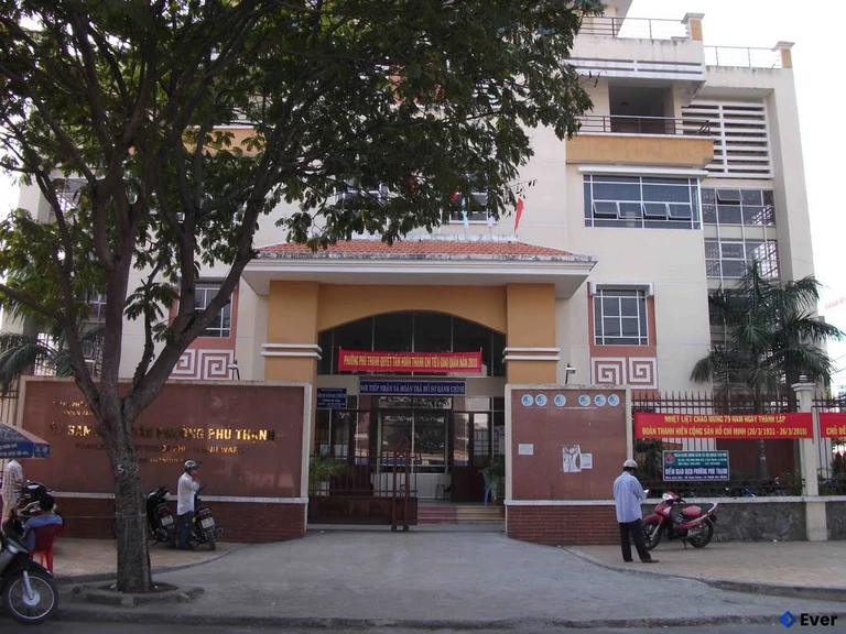 Trụ sở hành chính phường Phú Thạnh