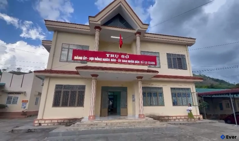 Trụ sở hành chính xã Ea Trang