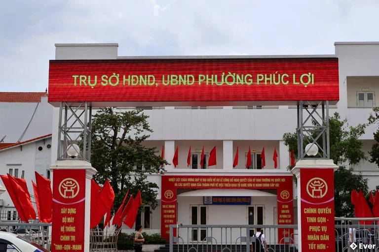Trụ sở HĐND, UBND phường Phúc Lợi hiện nay được đặt tại trụ sở cũ của phường Phúc Lợi