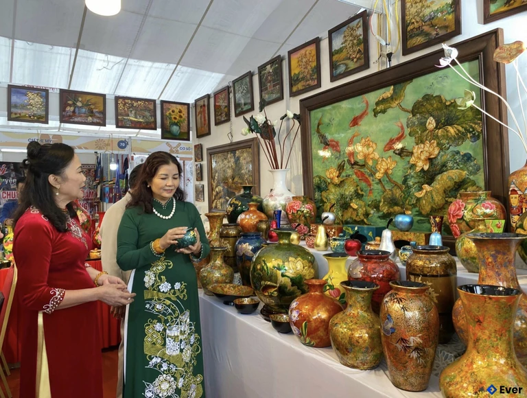 Trưng bày sản phẩm của làng nghề sơn mài Hạ Thái