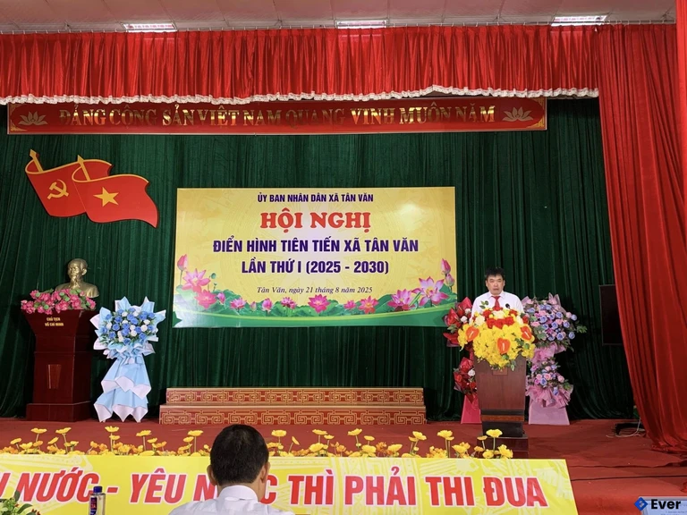 Trung tâm hành chính xã Tân Văn