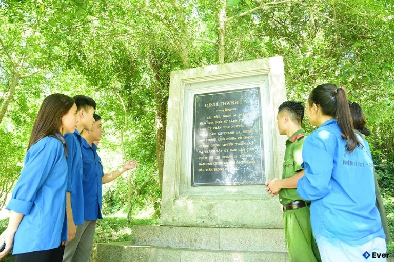 Tuổi trẻ xã Minh Thanh tìm hiểu về Di tích Đình Thanh La