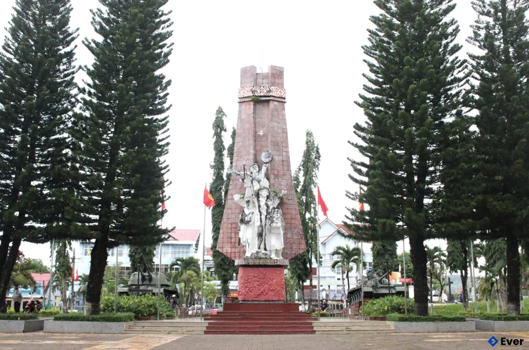 Tượng đài chiến thắng Đăk Tô - Tân Cảnh